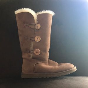 UGG BAILEY BUTTON TRIPLET II BOOT